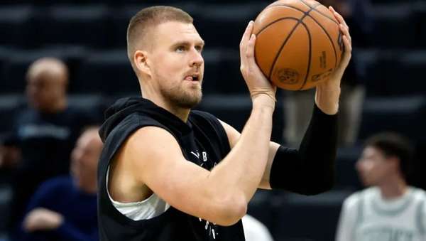 NBA休赛期交易风波：绿军战略重组，新秀爆冷入选引热议